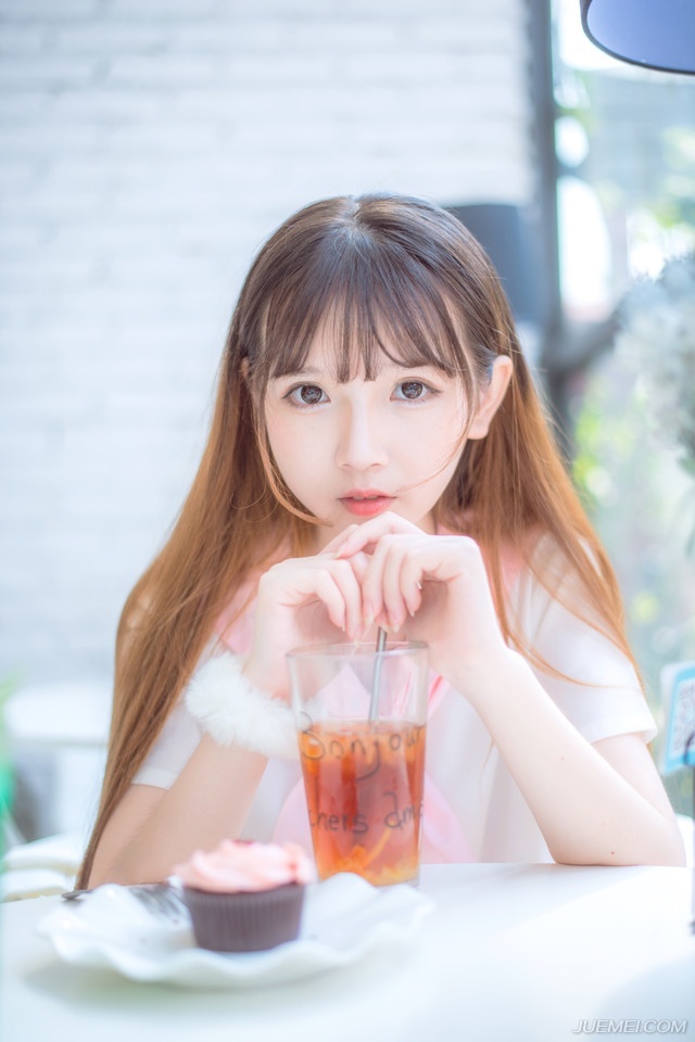 咱们有理由坚信，建立在感情上的感情是短暂的，正因感情本身是短暂的；而建立在金钱上的感情是永远的，正因金钱是永远的。——韩寒
