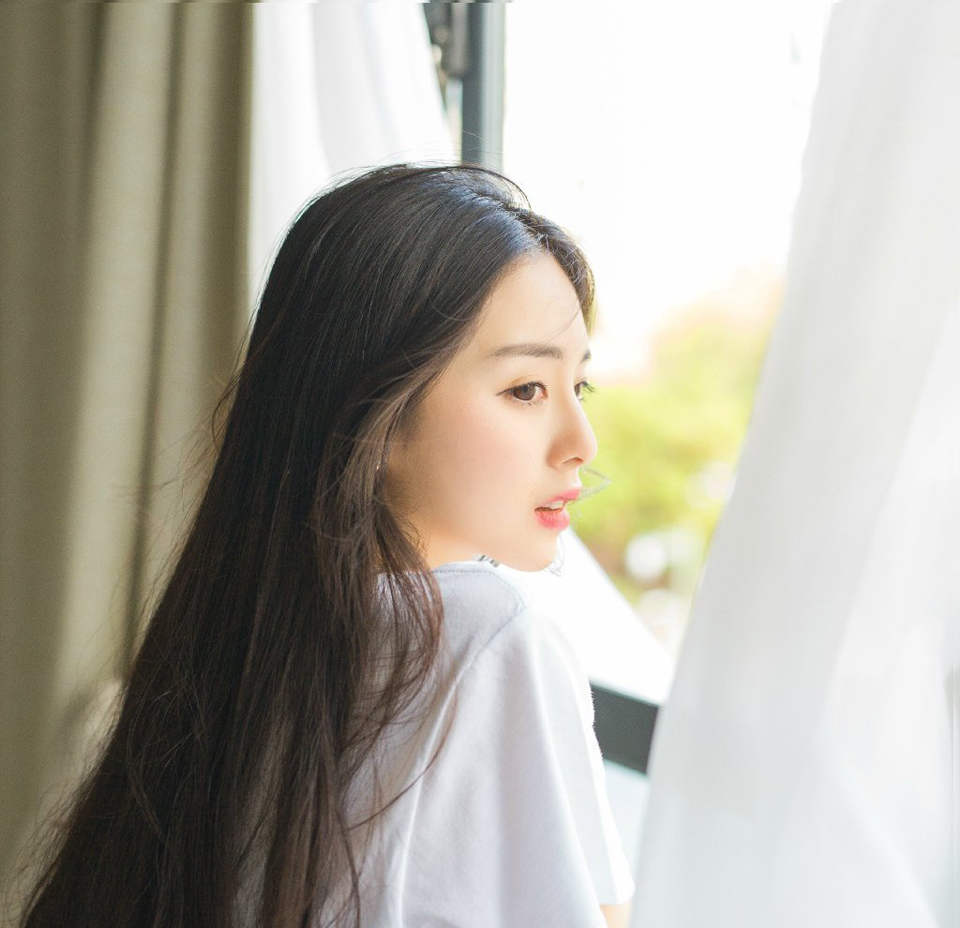 微微喘了口气，关羽抬眼看向那边指挥若定的庞德，对方丝毫不在意将士的伤亡，尤其是在见识过关羽的厉害之后，更绝对不会轻易靠近关羽三丈范围之内，但那些胡人兵马在他的指挥下，却如同惊涛骇浪一般，连绵不绝的涌上来，关羽就算是块磐石，在对方这种浪涛般的攻势下，也感觉快要被碾碎了。